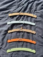 5 houten baby kleerhangertjes wit, oranje & lime unisex, Ophalen of Verzenden, Zo goed als nieuw