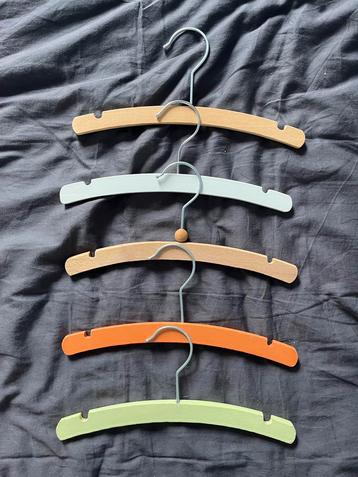 5 houten baby kleerhangertjes wit, oranje & lime unisex beschikbaar voor biedingen