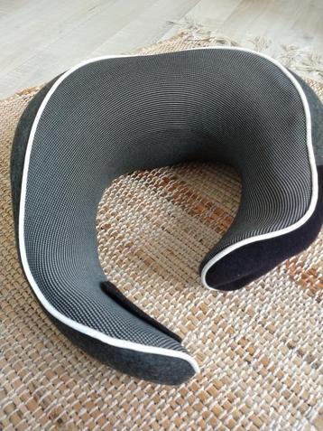 Ergonomisch nekkussen grijs plus slaapmasker beschikbaar voor biedingen