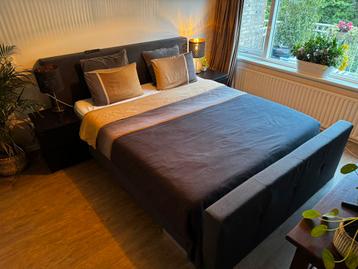 Boxspring / bedframe 180x210cm + nachtkast + lampen beschikbaar voor biedingen