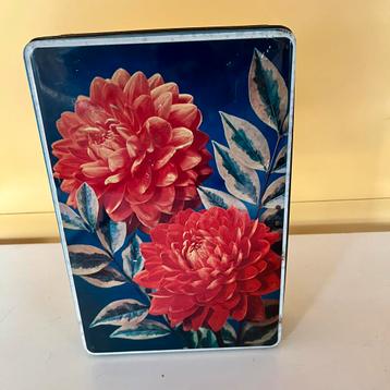 Vintage koekblik met dahlia’s beschikbaar voor biedingen