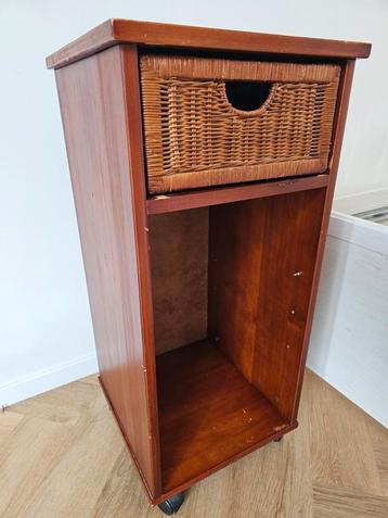Houten nachtkastje beschikbaar voor biedingen
