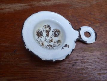 Antiek emaille thee zeefje beschikbaar voor biedingen