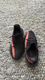 Yeezy 350 boost zwart rood origineel, Kleding | Heren, Schoenen, Ophalen, Zo goed als nieuw, Adidas, Sportschoenen