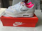 Nike Air Max 1 - “Unlock Your Space” Maat 46, Kleding | Heren, Schoenen, Nike air max, Overige kleuren, Nieuw, Ophalen of Verzenden