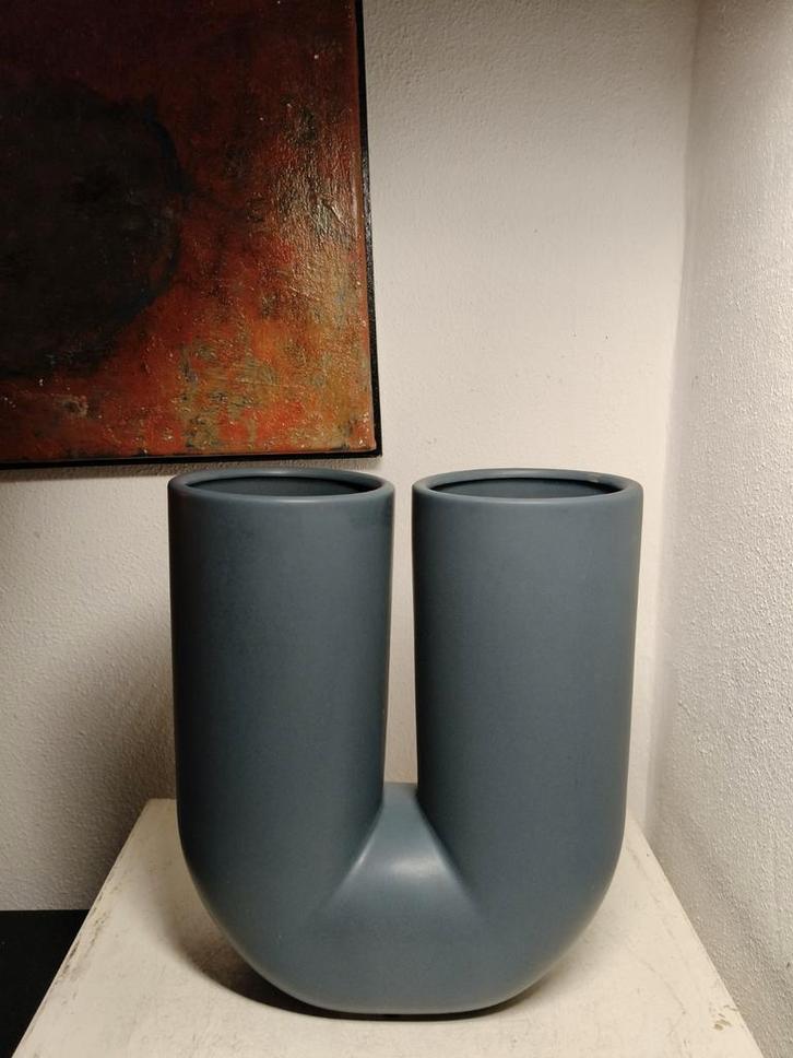 Moderne grijze keramiek U-vorm vaas, Huis en Inrichting, Woonaccessoires | Vazen, Zo goed als nieuw, Overige kleuren, Minder dan 50 cm