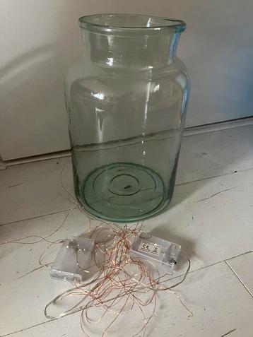 Grote vaas en losse lampjes beschikbaar voor biedingen