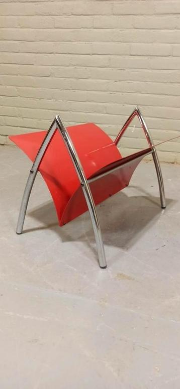 Vintage Postmodern Metalen Krantenbak beschikbaar voor biedingen