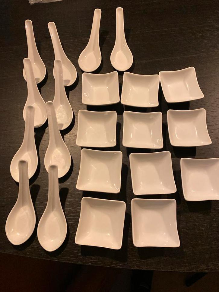 Set van witte schaaltjes en lepels, Huis en Inrichting, Keuken | Servies, Zo goed als nieuw, Bord(en), Effen, Keramiek, Ophalen