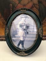 Grote Fotolijst met bolglas  - klassiek antieklook 30 x 24, Ophalen of Verzenden