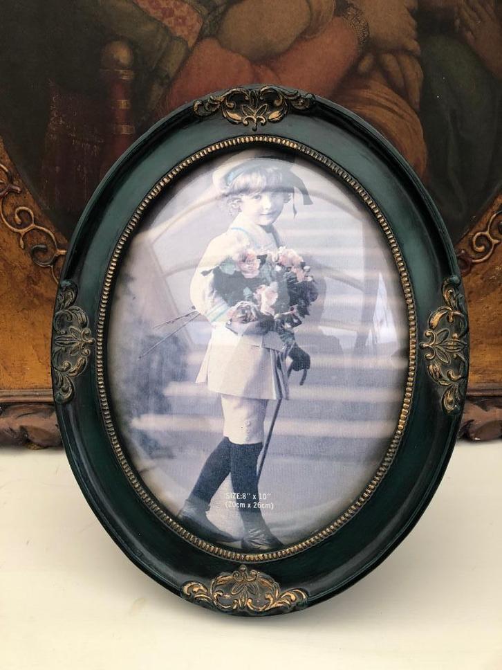 Grote Fotolijst met bolglas  - klassiek antieklook 30 x 24, Antiek en Kunst, Curiosa en Brocante, Ophalen of Verzenden