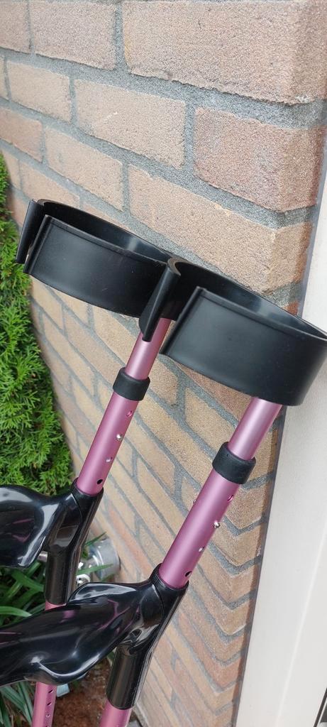 Te Huur Dames Krukken - Elleboogkrukken verhuur!, Diversen, Loopkrukken, Zo goed als nieuw, In hoogte verstelbaar, Ophalen