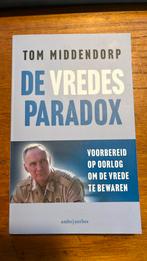 De Vredesparadox - Tom Middendorp, Boeken, Maatschappij en Samenleving, Ophalen of Verzenden, Zo goed als nieuw, Tom Middendorp
