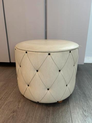 Vintage poef met opbergruimte op houten pootjes crème wit beschikbaar voor biedingen