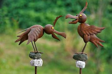 Tuinsteker, tuinprikker Vogel, Raaf op een steen, bruin beschikbaar voor biedingen