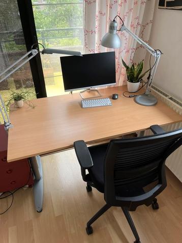 Bureau 80x140cm, hoogte verstelbaar. Evt met bureaustoel beschikbaar voor biedingen