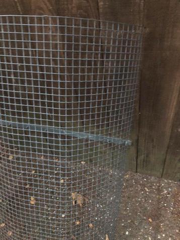 Sterk vierkant gaas voor kippenhok, kooi of volière   beschikbaar voor biedingen