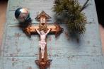 JEZUS AAN HET KRUIS ANTIEK MET PORSELEIN BEELD., Ophalen of Verzenden