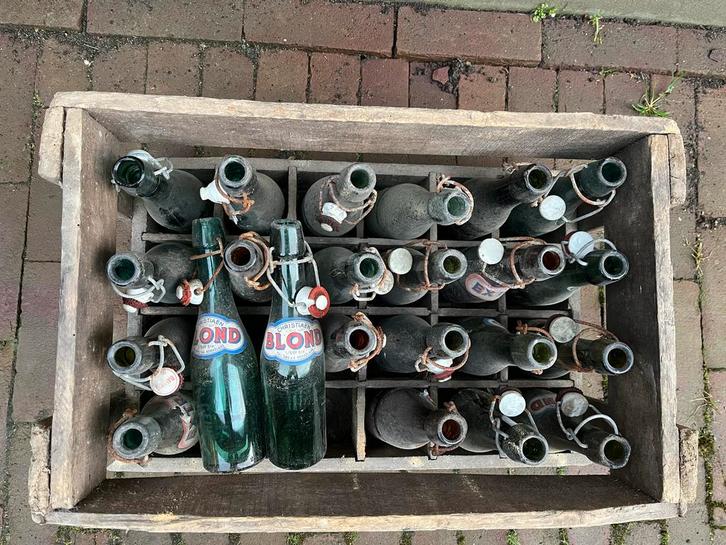 Zeer oude bierflesjes in houten krat/Christiaen, Verzamelen, Biermerken, Gebruikt, Ophalen