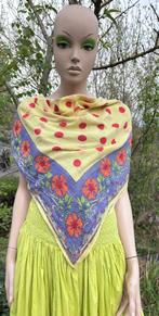 (25) Sjaal vintage - geel - paarse bloemenrand - 115 117 cm, Ophalen of Verzenden, Zo goed als nieuw, Sjaal