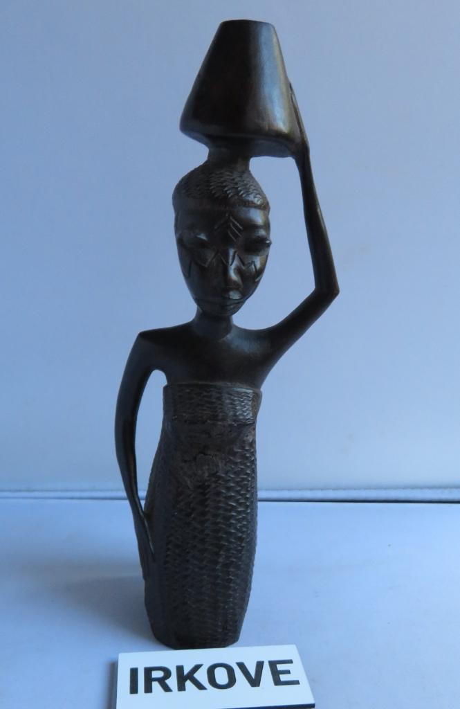 ZITTENDE VROUW MET KRUIK * Mooi Beeld *, Antiek en Kunst, Kunst | Beelden en Houtsnijwerken, Verzenden