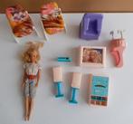 oude barbie pop met meubeltjes jaren 70 80, Verzamelen, Poppen, Ophalen of Verzenden, Gebruikt, Pop