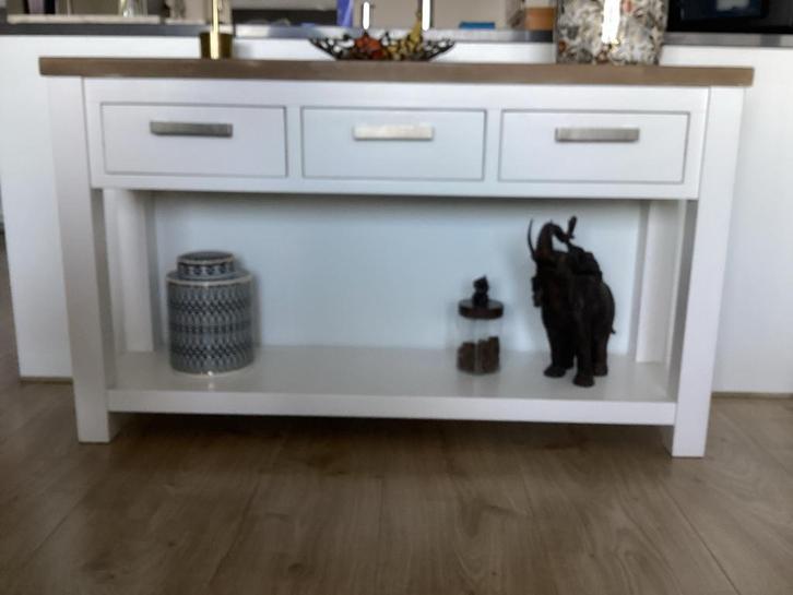 Stijlvolle sidetable, Huis en Inrichting, Tafels | Sidetables, Zo goed als nieuw, 25 tot 50 cm, 100 tot 150 cm, Rechthoekig, Overige houtsoorten