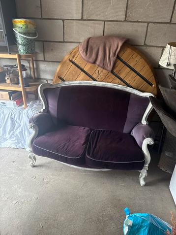 Antieke paarse sofa beschikbaar voor biedingen