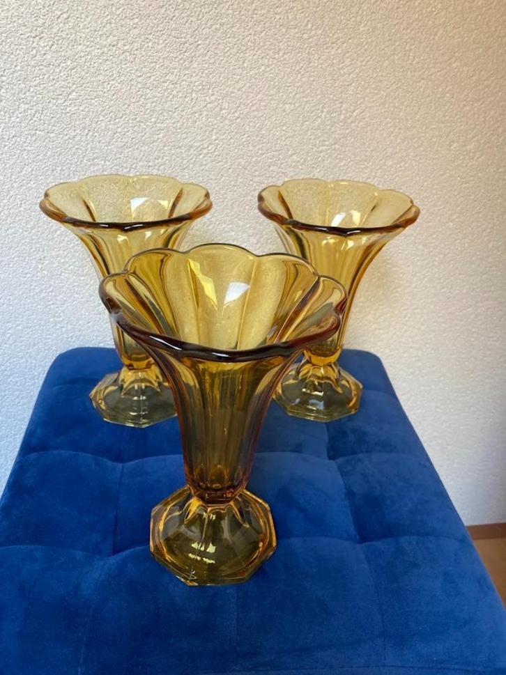 3 Stuks Antieke Art Deco kelk vazen van Amber kleurig glas. , Antiek en Kunst, Antiek | Glas en Kristal, Ophalen of Verzenden