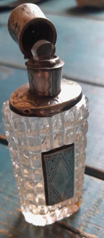 Vintage parfumflesje kristal en zilver met glazen stopper beschikbaar voor biedingen