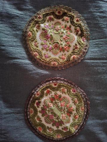 Set 2x Antieke ronde kleedjes / onderzetters. Ø 18 cm. beschikbaar voor biedingen