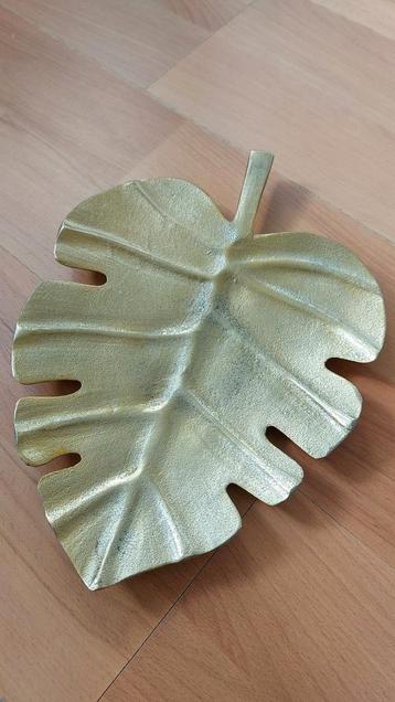 Prachtige bladvormige metalen schaal - goudkleurig, ca 33 cm beschikbaar voor biedingen