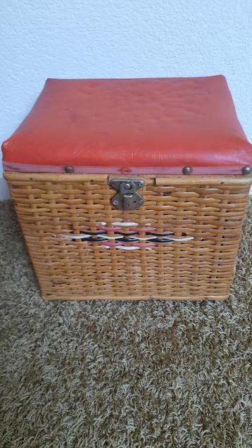 Mooie Oude Viskoffer Vintage beschikbaar voor biedingen