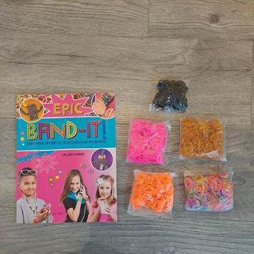Nieuwe loom set bestaande uit een loomboek met 48 bladzijdes beschikbaar voor biedingen