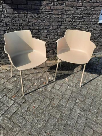 2 tuinstoelen merk: Nous  Salsa kleur: beige beschikbaar voor biedingen