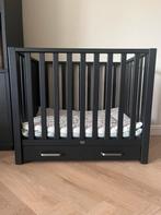 Zwarte box met lade en boxkleden (Merk TWF - Luna), Kinderen en Baby's, Boxen, Ophalen, Zo goed als nieuw, Rechthoekig, Lade