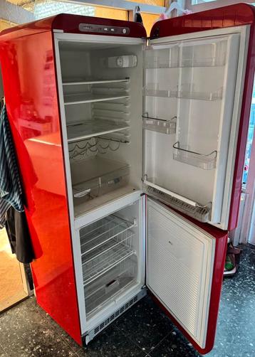 Rode SMEG koelkast. beschikbaar voor biedingen