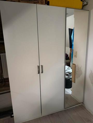 Drie deurs kledingkast pax ikea beschikbaar voor biedingen