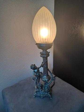 Antieke lamp beschikbaar voor biedingen