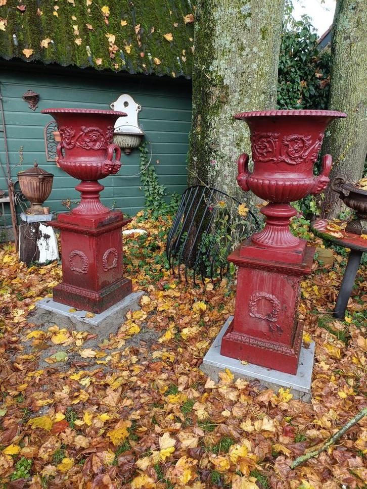2 Prachtige grote antieke gietijzeren tuinvazen op sokkel, Tuin en Terras, Tuinvazen, Gebruikt, Ophalen