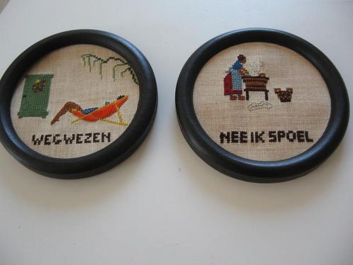 2 oude ronde borduurwerkjes 1968 samen €20.00 Diamter 12 cm., Antiek en Kunst, Antiek | Kleden en Textiel, Ophalen of Verzenden