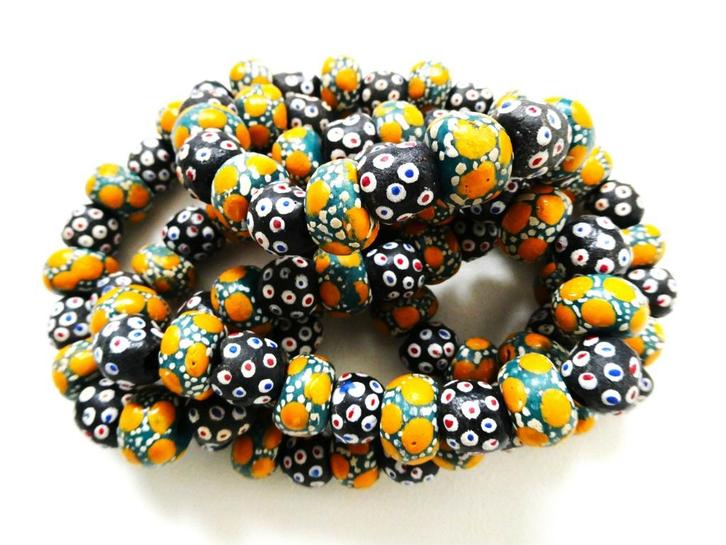 Afrikaanse grote krobokralen ketting Ghana 100 kralen  glas, Antiek en Kunst, Kunst | Niet-Westerse kunst, Ophalen of Verzenden