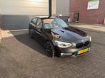 BMW 1-Serie 116i 136PK 5D 2014 Zwart, NIEUWE APK, Auto's, 1-Serie, Zwart, 4 cilinders, Zwart