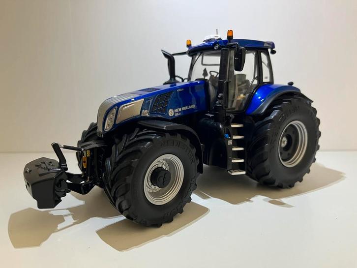 New Holland T8.435 Blue Power, Hobby en Vrije tijd, Modelauto's | 1:32, Zo goed als nieuw, Tractor of Landbouw, Overige merken