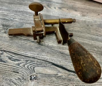 Brons - Gereedschap voor het maken van leren banden beschikbaar voor biedingen