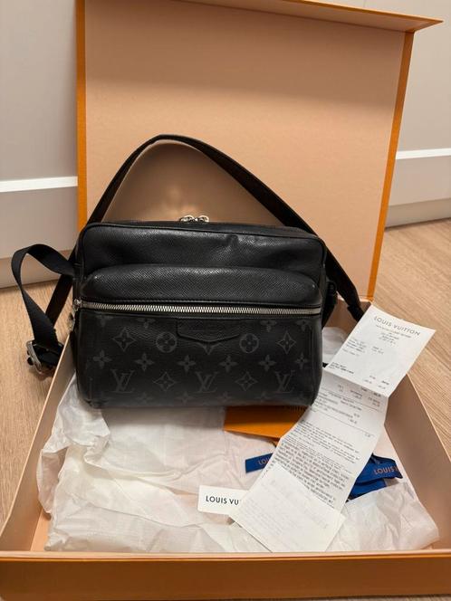 Louis Vuitton Outdoor Messenger tas - Monogram Eclipse, Sieraden, Tassen en Uiterlijk, Tassen | Schoudertassen, Zo goed als nieuw