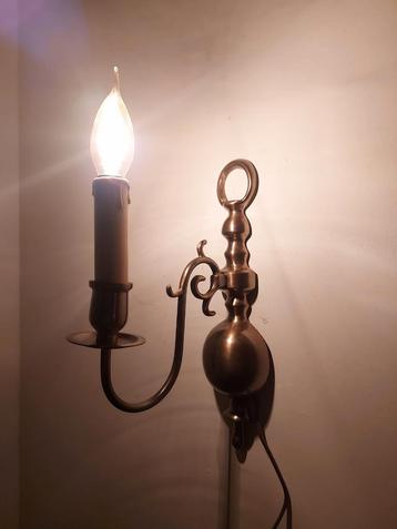 Klassiek Hollandse wandlamp van geelkoper kaarsmodel beschikbaar voor biedingen