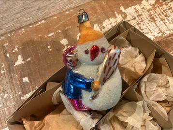 ANTIEKE KERSTBAL KINDJE MET SNEEUWPOP beschikbaar voor biedingen