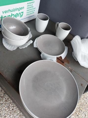 ikea gladelig grijs servies beschikbaar voor biedingen