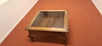 Houten salontafel met glazen blad en sierpoten beschikbaar voor biedingen